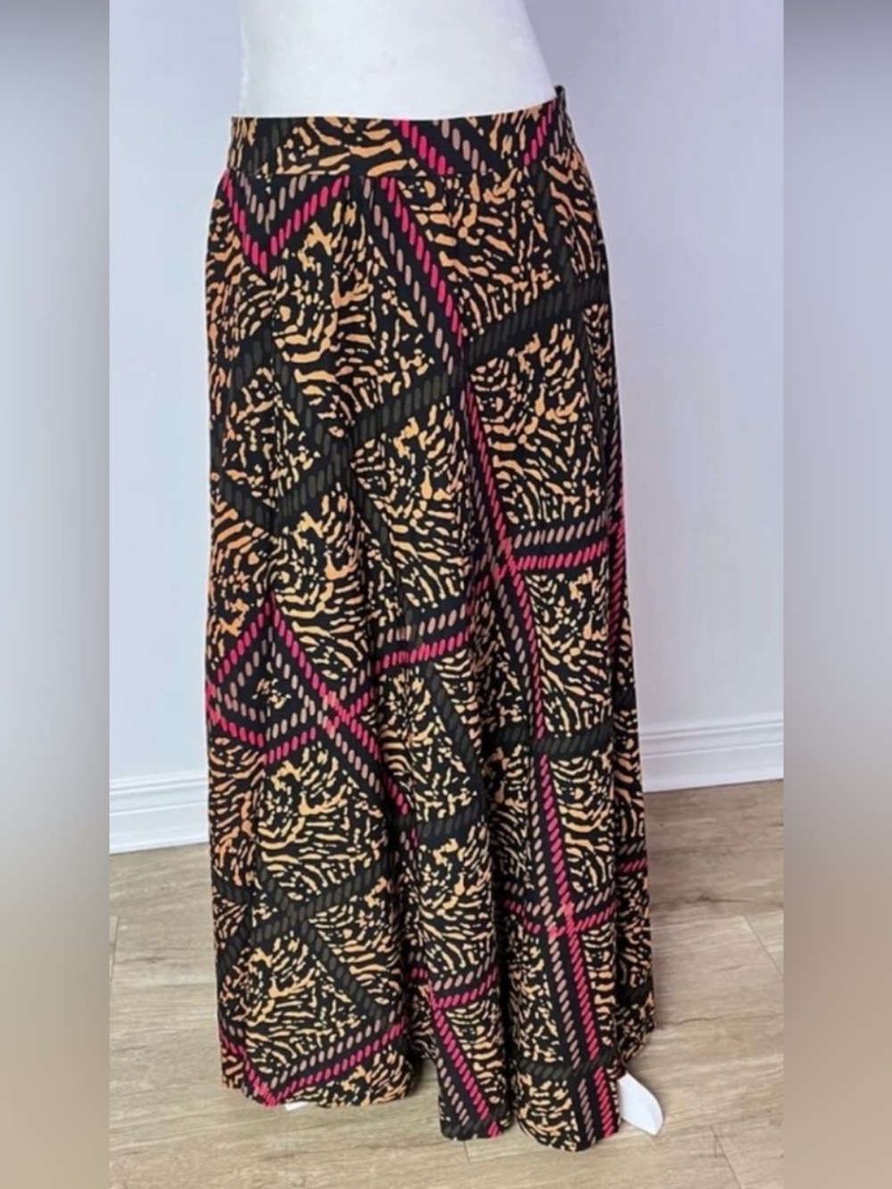 🇨🇦 Vintage ’90s A-Line Maxi Skirt – Red, Brown & Caramel Abstract on Black